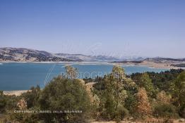 Image du Maroc Professionnelle de  Le barrage Oued El Makhazine, conçu pour le développement et  l'irrigation du périmètre du Loukkos. Ainsi les champs situés dans le triangle Ksar El Kébir, Larache, Moulay Bouselham profitent de cette infrastructure. Cette importante réalisation située sur El Oued Loukkos sert à la régularisation inter annuelle des débits tout en formant une protection contre les crues, au Jeudi 1er Septembre 2005 à cette datte le barrage dispose 309 Million de M3. (Photo / Abdeljalil Bounhar) 